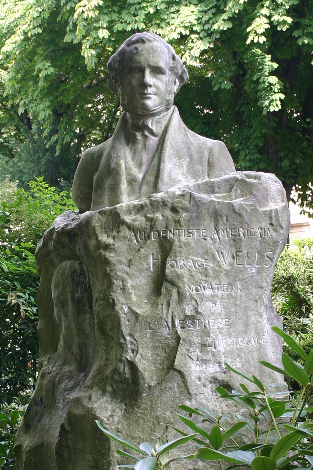 Wells and Bert monument, Paris (3).JPG